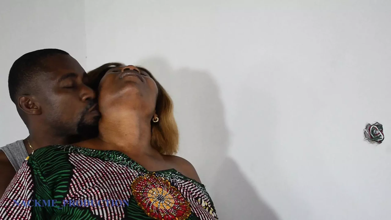 辣妈打电话给继父帮助拉链，但他却操了她