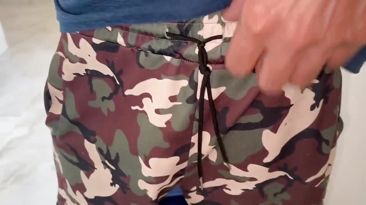 Me pongo pantalones cortos y me masturbo