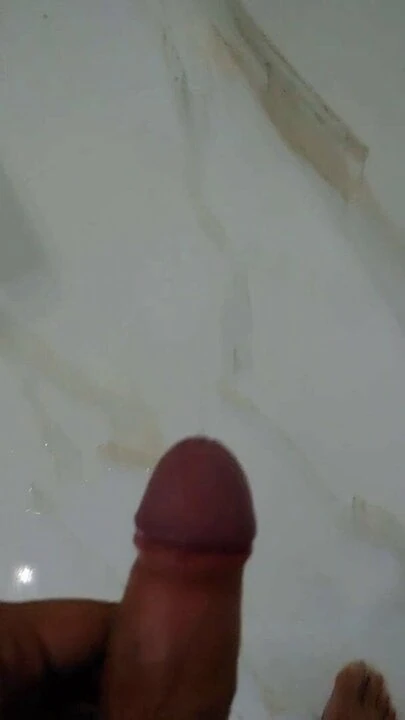 Strong piss in hotel bath