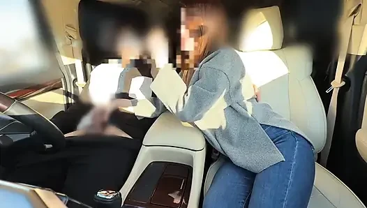 İşte bile elleri ve ağzıyla beni orgazm ettiren güzel bir evli kadın