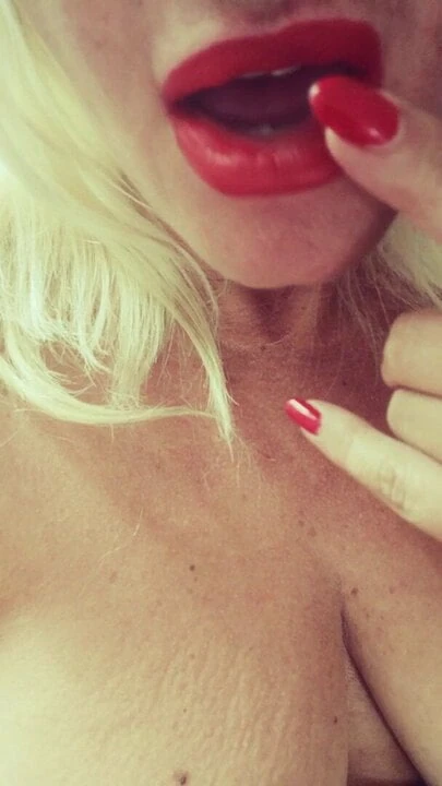 German MILF masturbating and coming for me