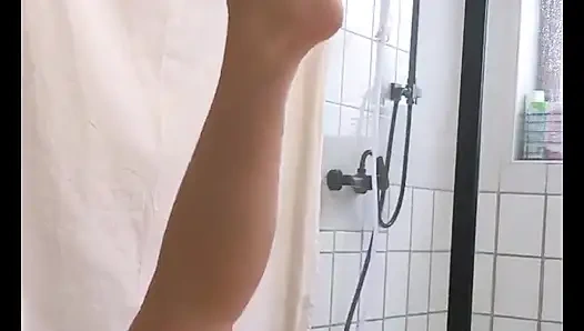 Sekantong penuh air mengalir ke pantat kecilku!