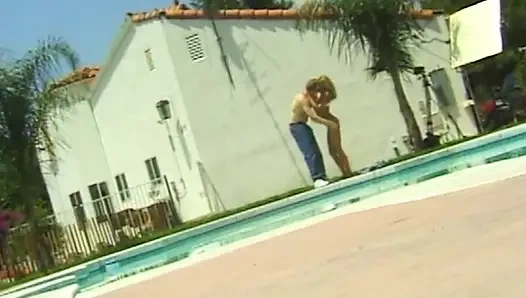 Heißer Pool-Sex in weißen Panties