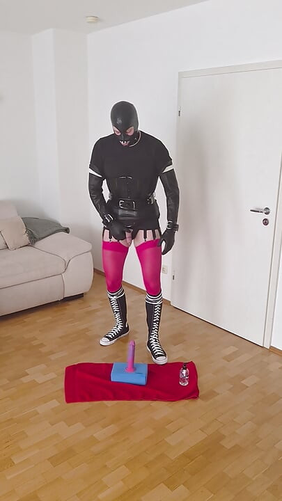 Esclavo bondage monta un consolador de 22 cm y garganta profunda después