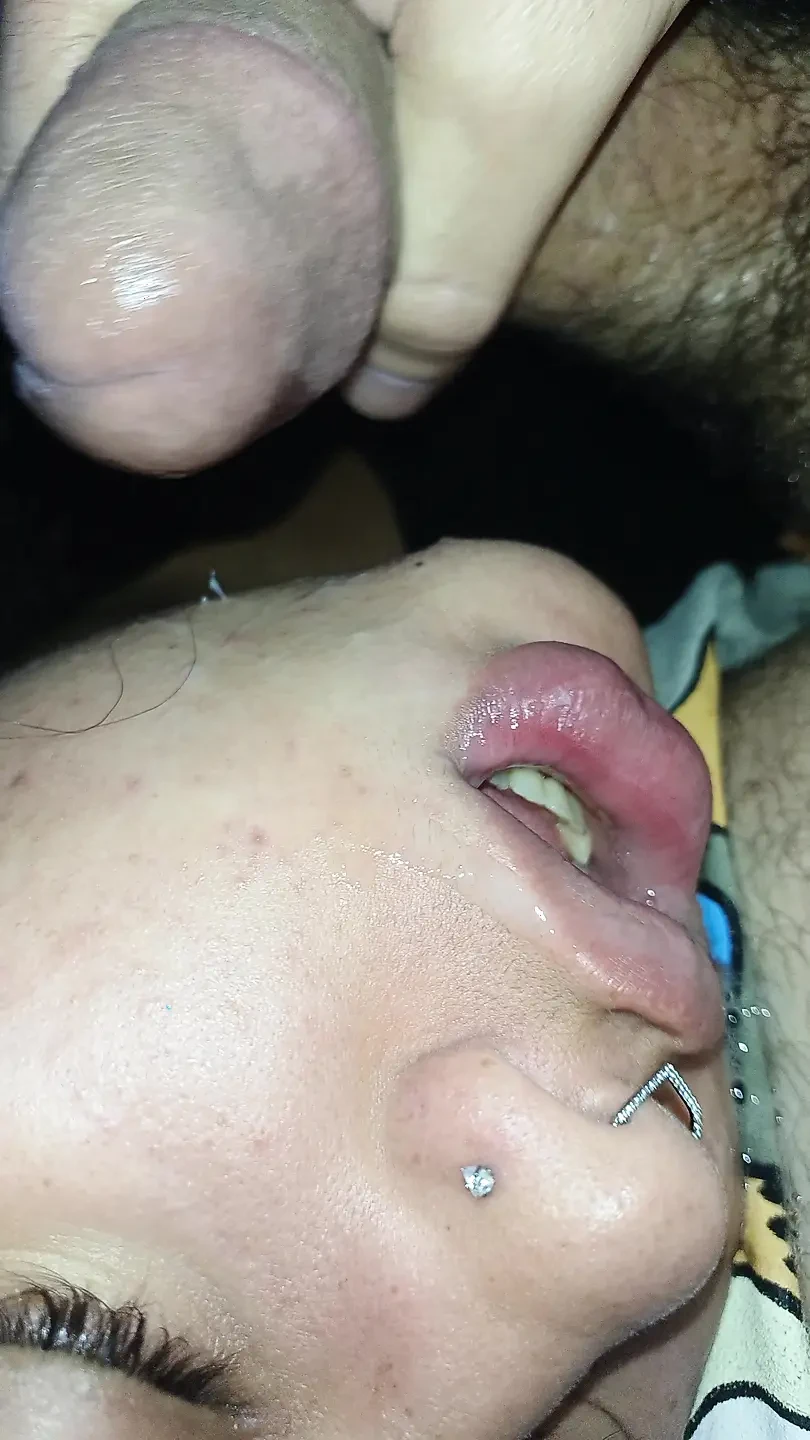 这个荡妇的2次中出，她被射在嘴里和脸上