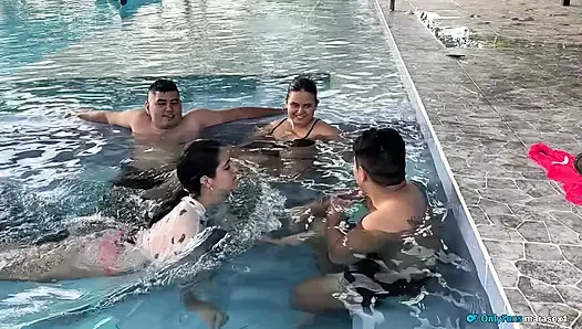 Parti seks havuzu evli kadın eş değiştiriyor