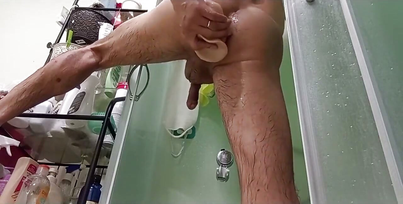 בעמידה, הדילדו הארוך חודר עמוק יותר לתחת שלי