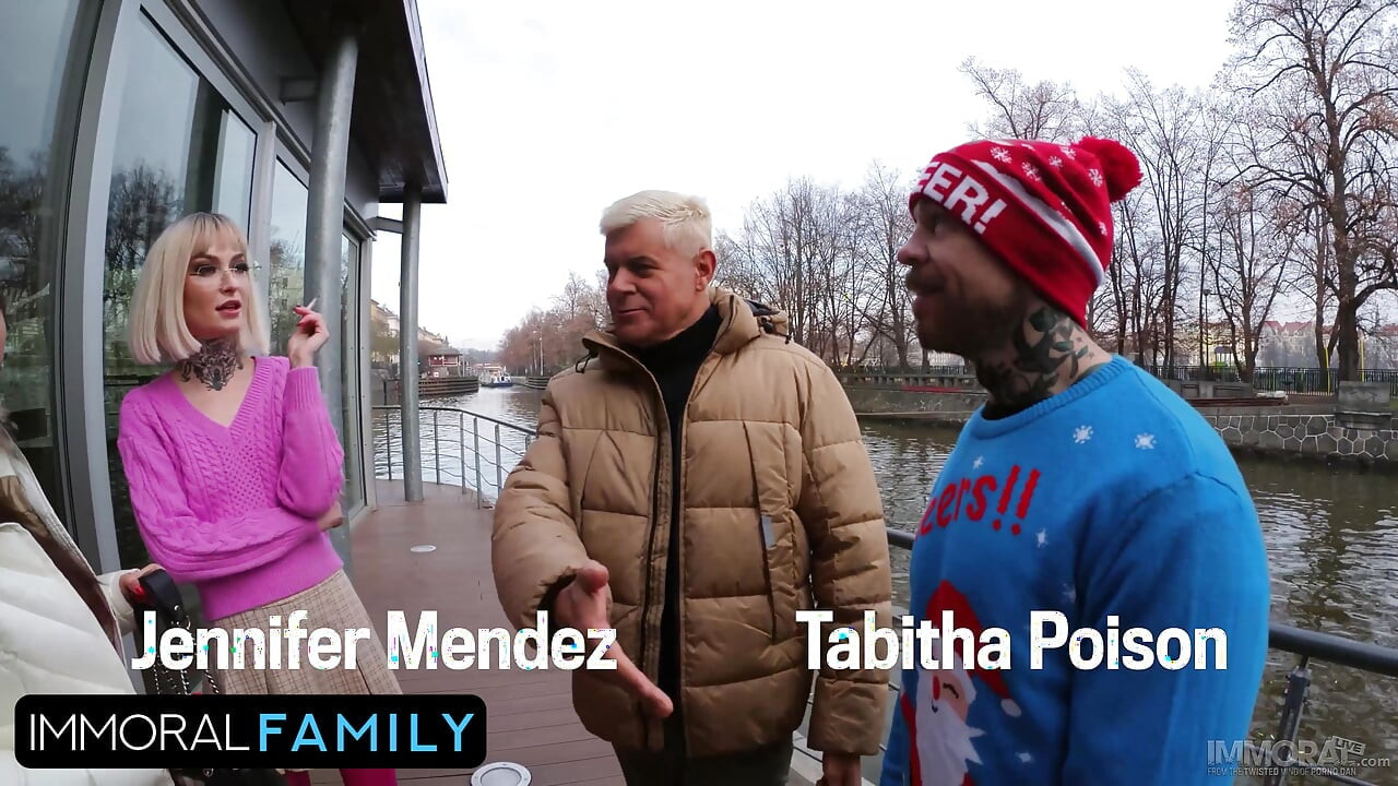 ¡El padrastro dan golpea los coños apretados de ambas mujeres!