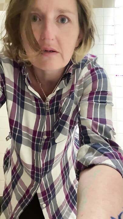 Wenn Ein Unschuldiges Pinkeln in Öffentlichen Toiletten Zu Einem Frechen Squirting-wichsen Wird