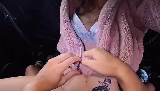 Aku nyepong kontolnya dan ngentot sama sahabat pacarku di dalam mobil sampai lubang pantatku dientot habis-habisan