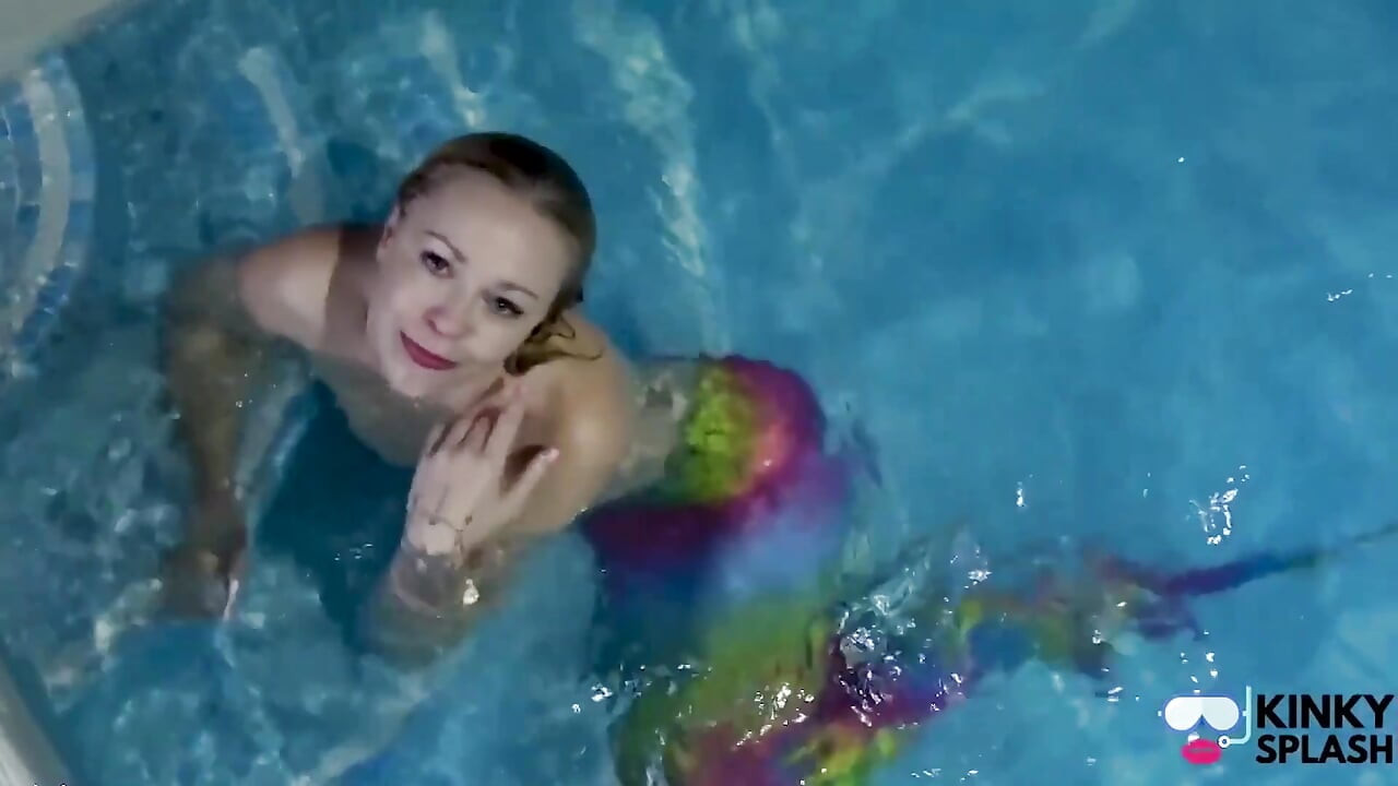 Havfrue i fangenskab driller dig i poolen