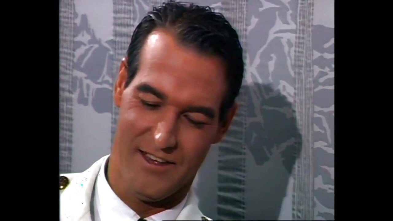 Zrela plavuša u visokim štiklama duboko je jebana