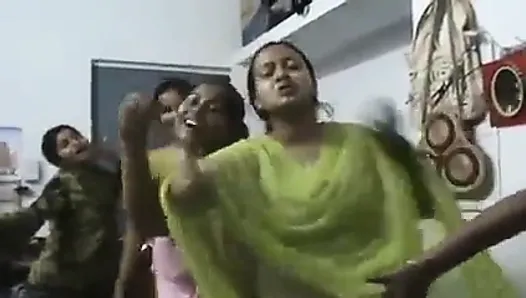 Bangladeshi hostel chica bailando