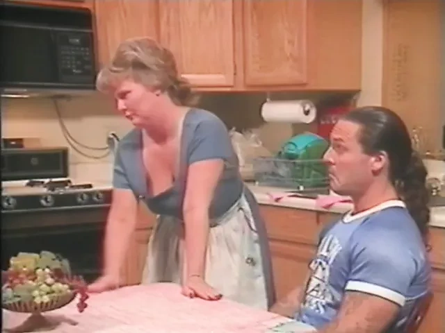 June用巧克力饼干勾引她的继女男友