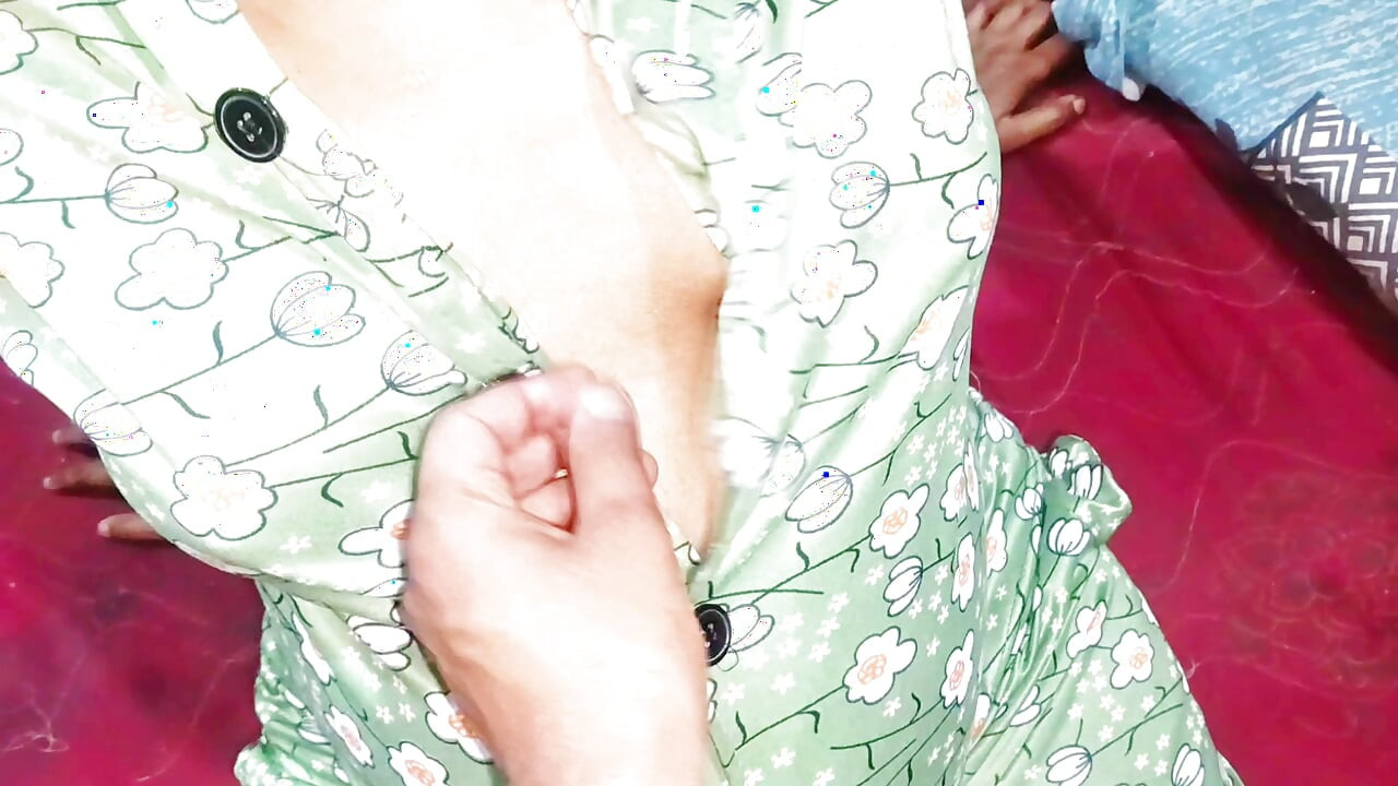 Folló el apretado coño de la cachonda Neha Bhabhi y puso su pene grueso negro en la boca de Bhabhi, hizo gritar y dio