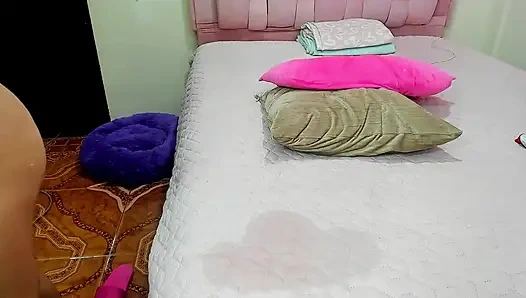 Gadis nakal dengan toket besar ini lagi asik muasin memeknya sendirian sampai muncrat berkali-kali