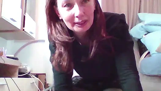 Güzel orta yaşlı seksi kadın evde büyük işiyor ve göt deliğini gösteriyor