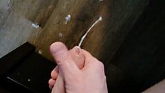 Большой необрезанный член снимает сливочную порцию спермы