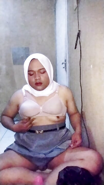 Hijab Waria Wears High School Uniform (Again), Fulfills Her Fans' Wild Fantasies