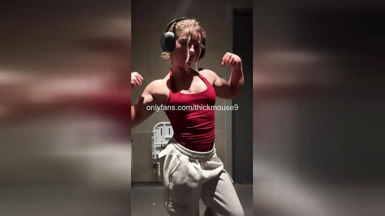 TikTok Accident: Muscular 18yo Flashes Wet Pussy Live!