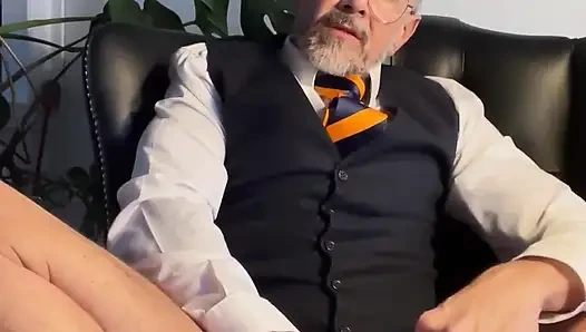 Takım Elbiseli Baba Tek Başına Mastürbasyon Yapıyor Ve Döl Yiyor