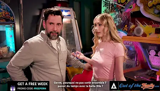 OUT OF THE FAMILY - сексуальная тинка Sky Pierce глубоко заглатывает член ее отчима с французскими субтитрами