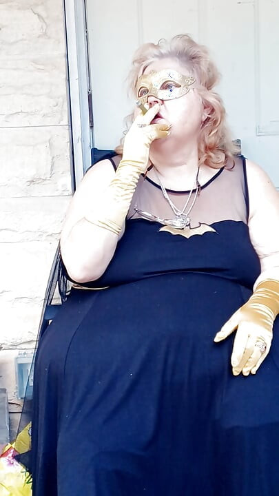 Yarasa kız sigara molası veriyor