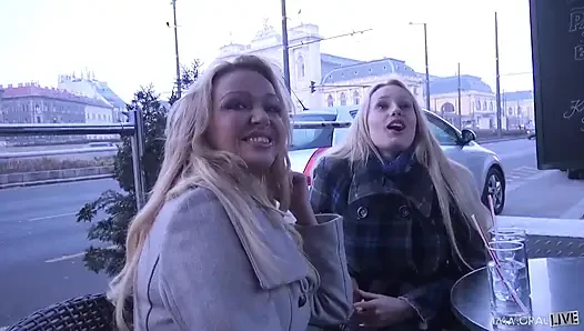 Orta yaşlı seksi kadınlar Amber Jayne ve Angel Wicky bakış açısında şanslı bir adamla sikişiyor!