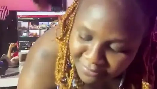 Cewek ini sampai tenggorokan