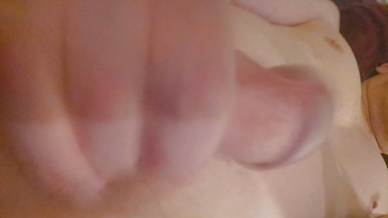 Jag blir kåt onanerar och leker med min dildo och analpluggar