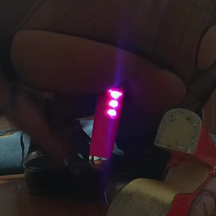 Bermain dengan vibrator yang kaya