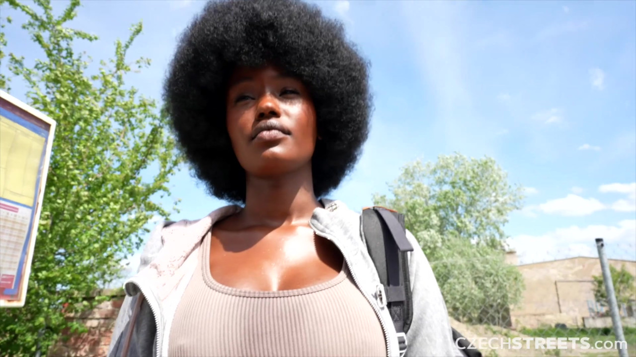 チェコの通り152:かわいい巨乳の黒人の女の子と急いで