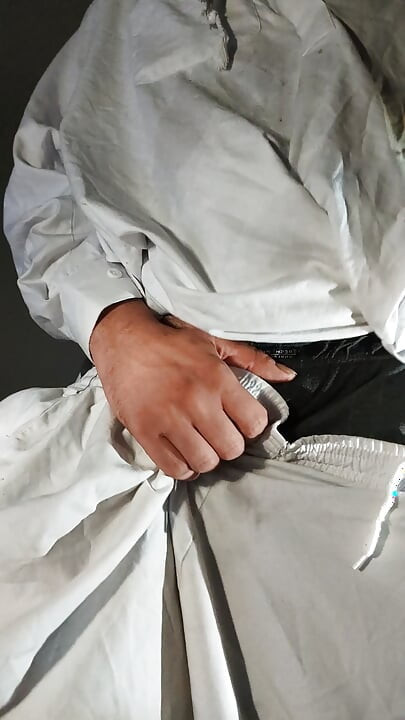 Dirtyjunkbro ترتدي ملابس أفغانية وتغطي الجوارب وتبول ومشروب شخ