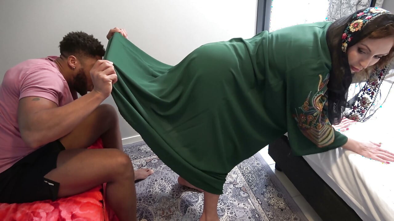 Busty Arab Hijabi Stepmom Fucked by BBC Stepson