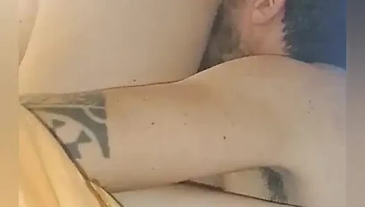 Alles in ihrem Arsch und dann bringe ich sie mit meiner Zunge zum Kommen