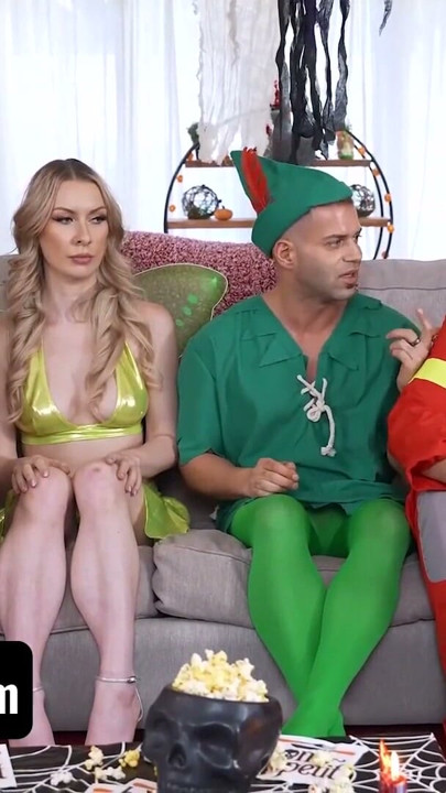 Mandy ja Sydney, kaksi seksikästä äitipuolta, ovat päättäneet pukeutua seksikkäästi halloweeniksi | Klippi 1