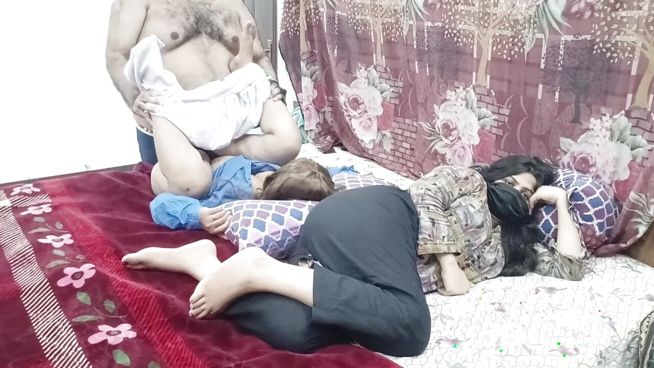 Desi pakistanski muž vara sa školarkom pored njene žene