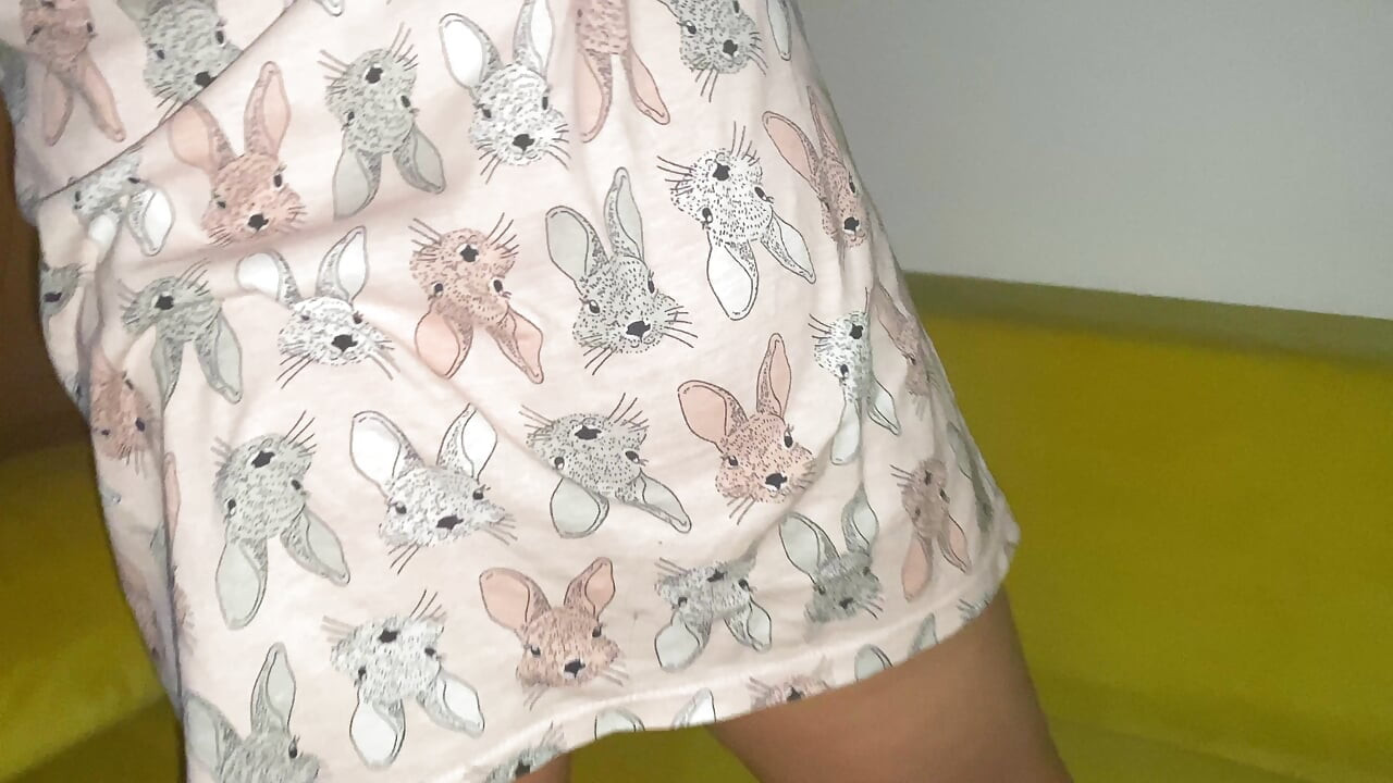 보지와 바닥에 두 번 사정하는 방 청소부 따먹기 한 번 연속으로
