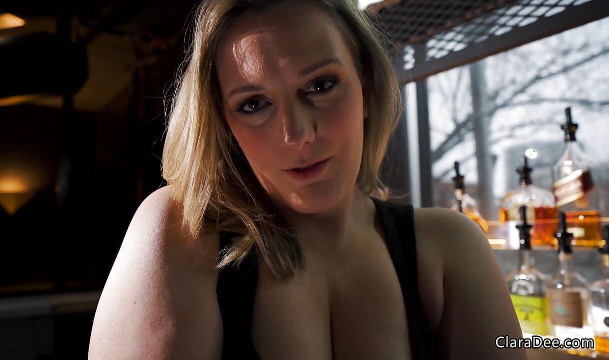De Sletterige MILF-barman Neuken - Clara Dee POV Virtuele Seks