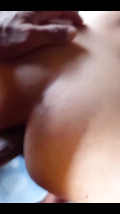 그녀의 엉덩이를 다시 후배위 스타일하는 소녀