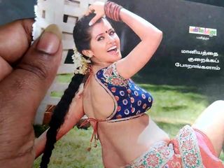 L&#39;attrice Pavithra e omaggio a caldo