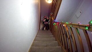 Zimmermädchen putzt die Treppe in Strümpfen