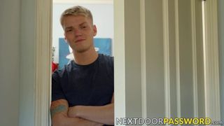 Jonge atletische jock diep zonder condoom door blonde homo