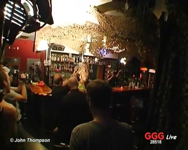 Ggg - Loira gata gangbanged ao vivo no palco