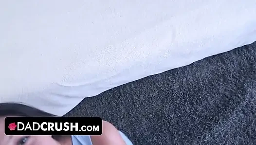 Dadcrush - bağlı esmer Lee Ann üvey babasının dikkatinin tadını çıkarıyor