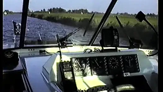 Molliges amateur-schätzchen aus deutschland befriedigt zwei schwänze auf dem boot