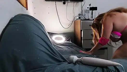 Küçük kaltak gerçekten sikişmeyi seviyor ve evde sahip olan ve amını diğer erkeklere verecek olan erkeğinden memnun değil