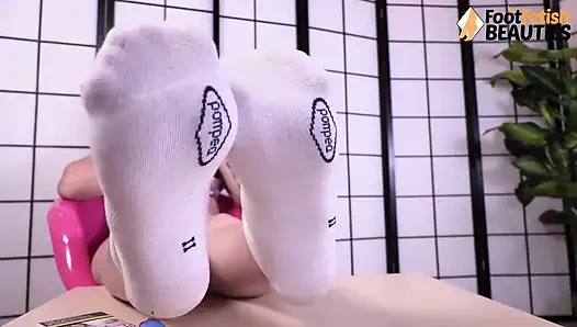 Diva dengan rambut ungu lagi asik pamri kakinya dengan kaus kaki dan sepatu kenyal mesum