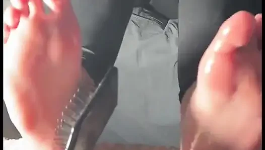 Saç fırçasıyla gıdıklıyor