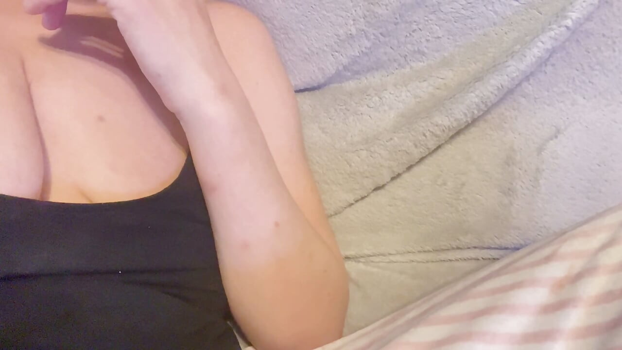 바람난 밀프가 스스로를 만지작거리며, 그가 방에서 나가서 나를 혼자 두지 않을 거라고 생각했는데, 결국 혼자서 나를 파괴할 수 있게 됐다